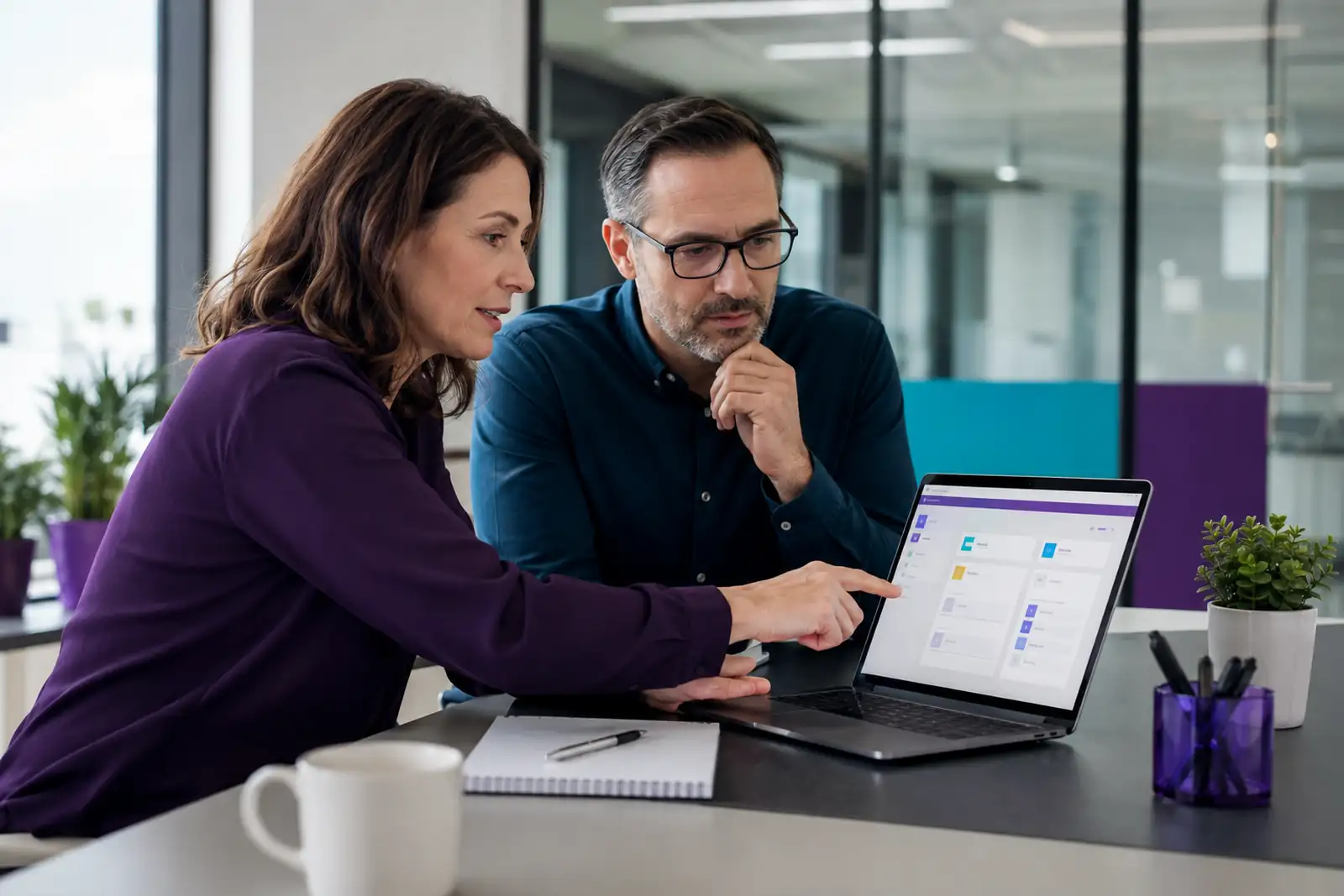Especialista técnico y responsable de formación revisando una plataforma Moodle.